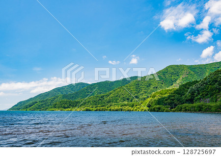 琵琶湖深處的風景。滋賀縣長濱市西夏齋町大浦。 琵琶湖深處的風景。滋賀縣長濱市西夏齋町大浦。 128725697