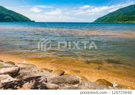琵琶湖深處的風景。滋賀縣長濱市西夏齋町大浦。 128725698