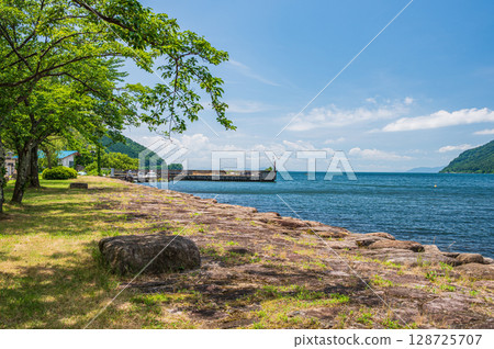 琵琶湖深處的風景。滋賀縣長濱市西夏齋町大浦。 琵琶湖深處的風景。滋賀縣長濱市西夏齋町大浦。 128725707