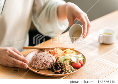 餐廳，年輕亞洲女性在餐廳吃飯 128726110