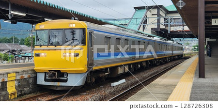 Kiha 95 waiting to depart at Tarui Station 128726308