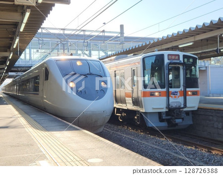 311系與681系在大垣站列隊 128726388