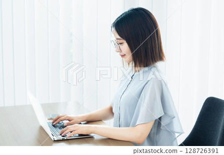 Woman using a laptop 128726391