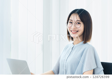 Woman using a laptop 128726399