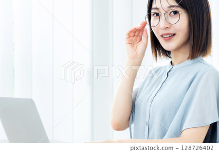 Woman using a laptop 128726402