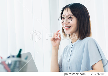 Woman using a laptop 128726403