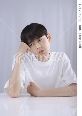 20多歲男子的帥氣形象 20多歲男子的帥氣形象 128726421