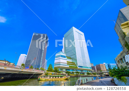 日本橫濱城市景觀：櫻木町車站前的橫濱市政廳景觀、橫濱北中塔、大岡川上的船屋 128726558