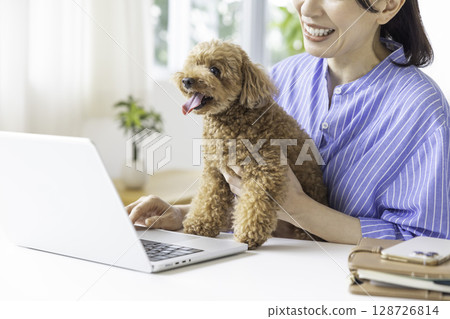 遠距辦公：狗被主人牽著 128726814