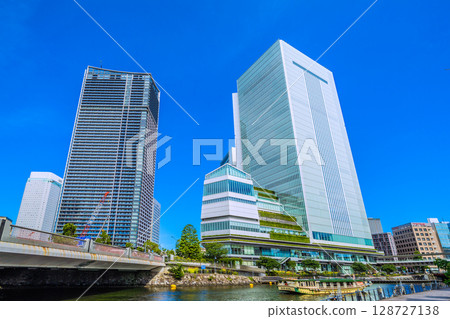 日本橫濱城市景觀：櫻木町車站前的橫濱市政廳景觀、橫濱北中塔、大岡川上的船屋 128727138