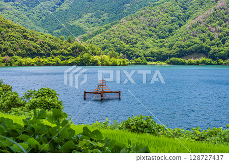 Scenery of Lake Biwa in the depths of the lake Sugaura, Nishiasai-cho, Nagahama City, Shiga Prefecture 128727437