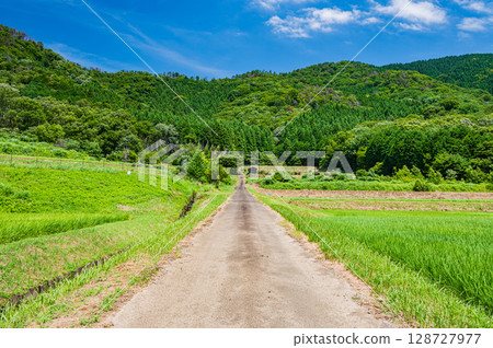 滋賀郡長濱市西亞西町琵琶湖菅浦山脈景觀 滋賀郡長濱市西亞西町琵琶湖菅浦山脈景觀 128727977