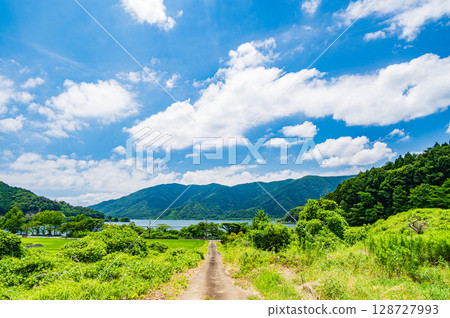 Landscape of the mountains of Sugaura, Lake Biwa, in Nishiasaicho, Nagahama City, Shiga Prefecture 128727993