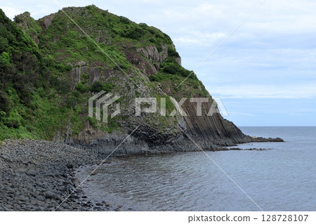 Cliff scenery in Itoshima, Fukuoka Prefecture Cliff scenery in Itoshima, Fukuoka Prefecture 128728107