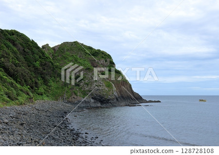 Cliff scenery in Itoshima, Fukuoka Prefecture 128728108
