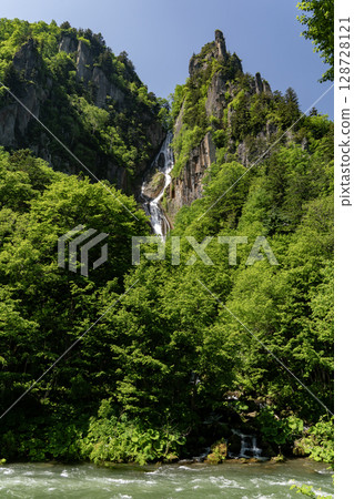 銀河瀑布 (Ginga Falls) 美麗清新的綠植 128728121