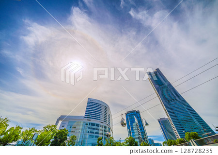 日本東京街景：哈羅登場！櫻木町站前的橫濱地標塔與Hulic Minatomirai美景 128728235