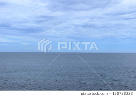 Sea, sky and horizon 128728328