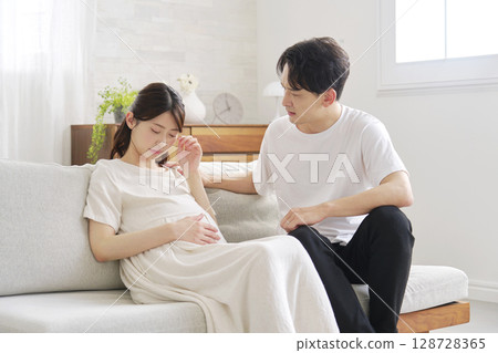 Pregnant woman headache at home 128728365