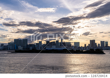 《東京》東京灣地區的日落 128728414