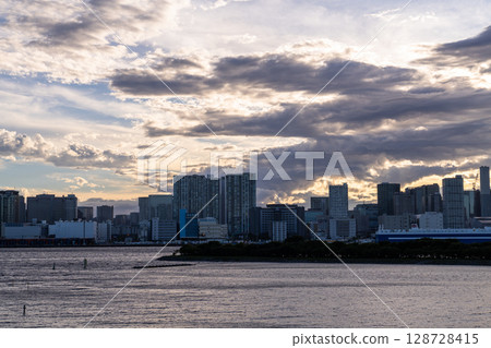 《東京》東京灣地區的日落 《東京》東京灣地區的日落 128728415