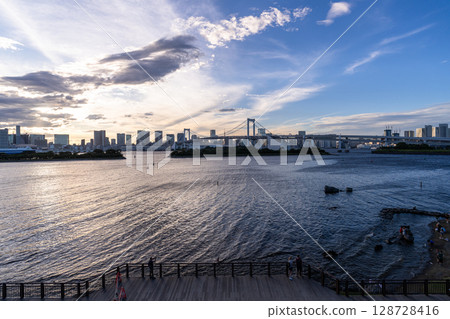 《東京》東京灣地區的日落 《東京》東京灣地區的日落 128728416