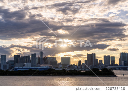 《東京》東京灣地區的日落 128728418