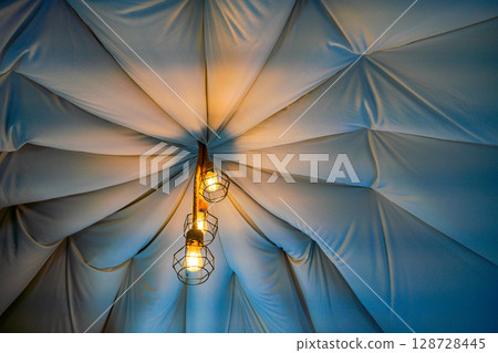 Ceiling lights and black decorations Chandeliers are popular and creative decorations. Ceiling lights and black decorations Chandeliers are popular and creative decorations. 128728445