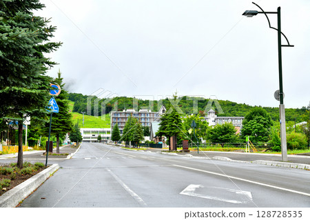 富良野市北峰町的風景 / 眺望富良野滑雪場（北海道富良野市） [2025.7] 128728535