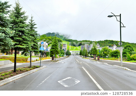 富良野市北峰町的風景 / 眺望富良野滑雪場（北海道富良野市） [2025.7] 128728536