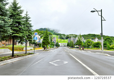 富良野市北峰町的風景 / 眺望富良野滑雪場（北海道富良野市） [2025.7] 128728537