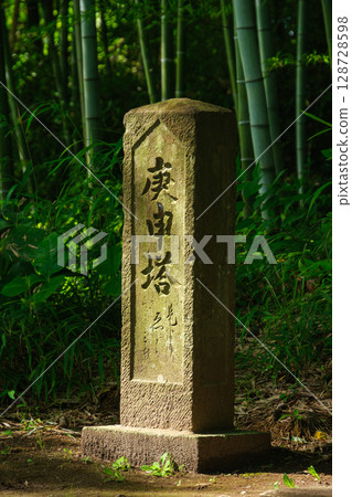 陽光透過樹梢照射下來，映照在庚申塔上 128728598