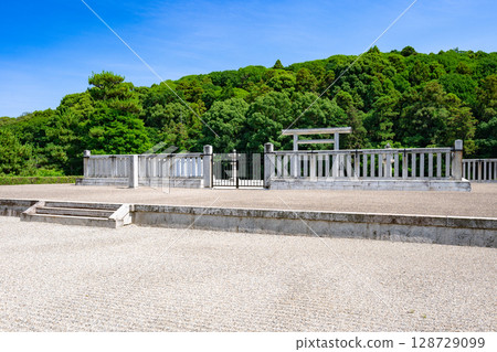 Emperor Ojin's Egamofusu Tomb (Konda Gobyoyama Tomb) Habikino City, Osaka Prefecture Emperor Ojin's Egamofusu Tomb (Konda Gobyoyama Tomb) Habikino City, Osaka Prefecture 128729099