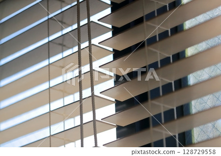 Blind Image 128729558