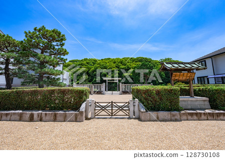 Emperor Yūryō's Tomb (Ichinoyama Tomb) Fujiidera City, Osaka Prefecture 128730108