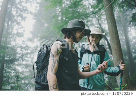 徒步旅行 男人和女人 男女 128730229