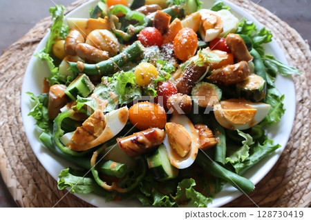 色彩繽紛的饗宴沙拉 128730419