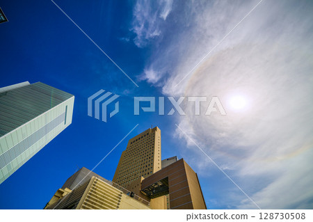 Halo appears in the cityscape of Yokohama, Japan! Views include Yokohama City Hall, Yokohama Sakuragicho Washington Hotel, Fuji Soft, and more 128730508
