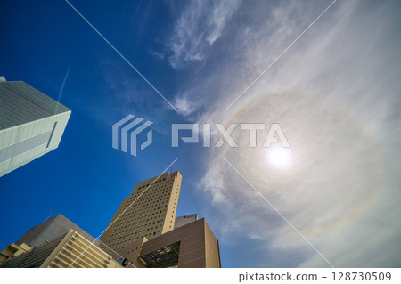 日本橫濱的城市景觀，光環滿滿！橫濱市政廳、橫濱櫻木町華盛頓酒店、富士軟體等景觀。 128730509