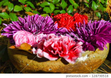 鎌倉一條江漢山莊美麗的花水盆地（神奈川縣鎌倉市） 128730518