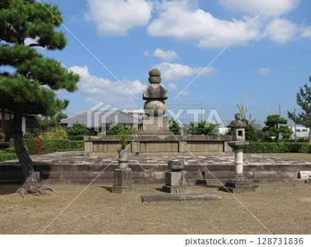 奈良市西大寺內殿(北海大正院)的永尊菩薩(光勝菩薩)之墓(舍利塔) 奈良市西大寺內殿(北海大正院)的永尊菩薩(光勝菩薩)之墓(舍利塔) 128731836