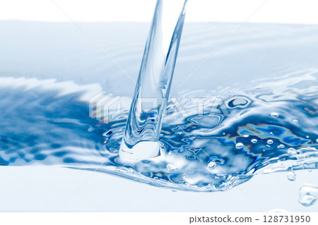 水湧入藍色背景上的水族館。 128731950