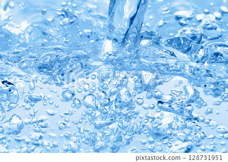 水湧入藍色背景上的水族館。 128731951