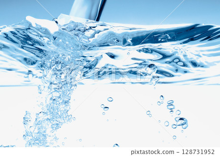 水湧入藍色背景上的水族館。 128731952