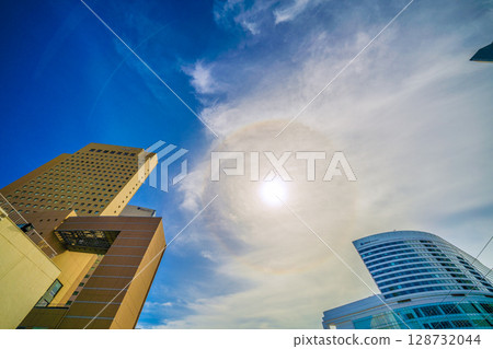 光暈出現在日本橫濱的城市景觀！橫濱市政廳、橫濱櫻木町華盛頓酒店、富士軟體等景點一覽無餘 128732044