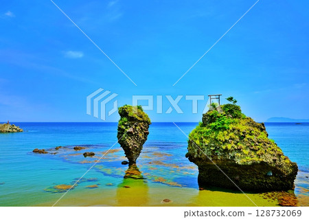 Ebisu Rock and Daikoku Rock, a scenic spot in Yoichi Town, Hokkaido 128732069