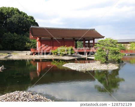 奈良市平城宮遺址東庭園(中心建築、池塘、島嶼、彎曲的溪流、平橋) 奈良市平城宮遺址東庭園(中心建築、池塘、島嶼、彎曲的溪流、平橋) 128732129
