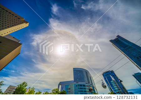 A rare sight in the Tokyo cityscape of Japan, Haro appears! Overlooking the Yokohama Landmark Tower and other buildings in front of Sakuragicho Station 128732131