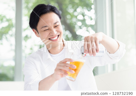 男性喝啤酒 128732190