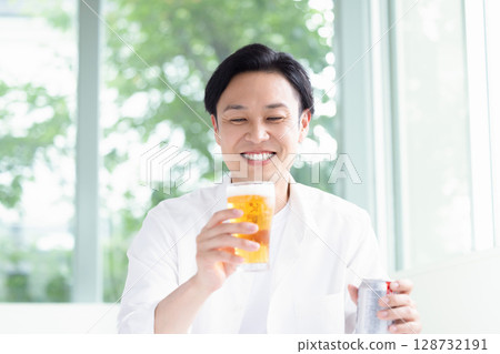 男性喝啤酒 128732191